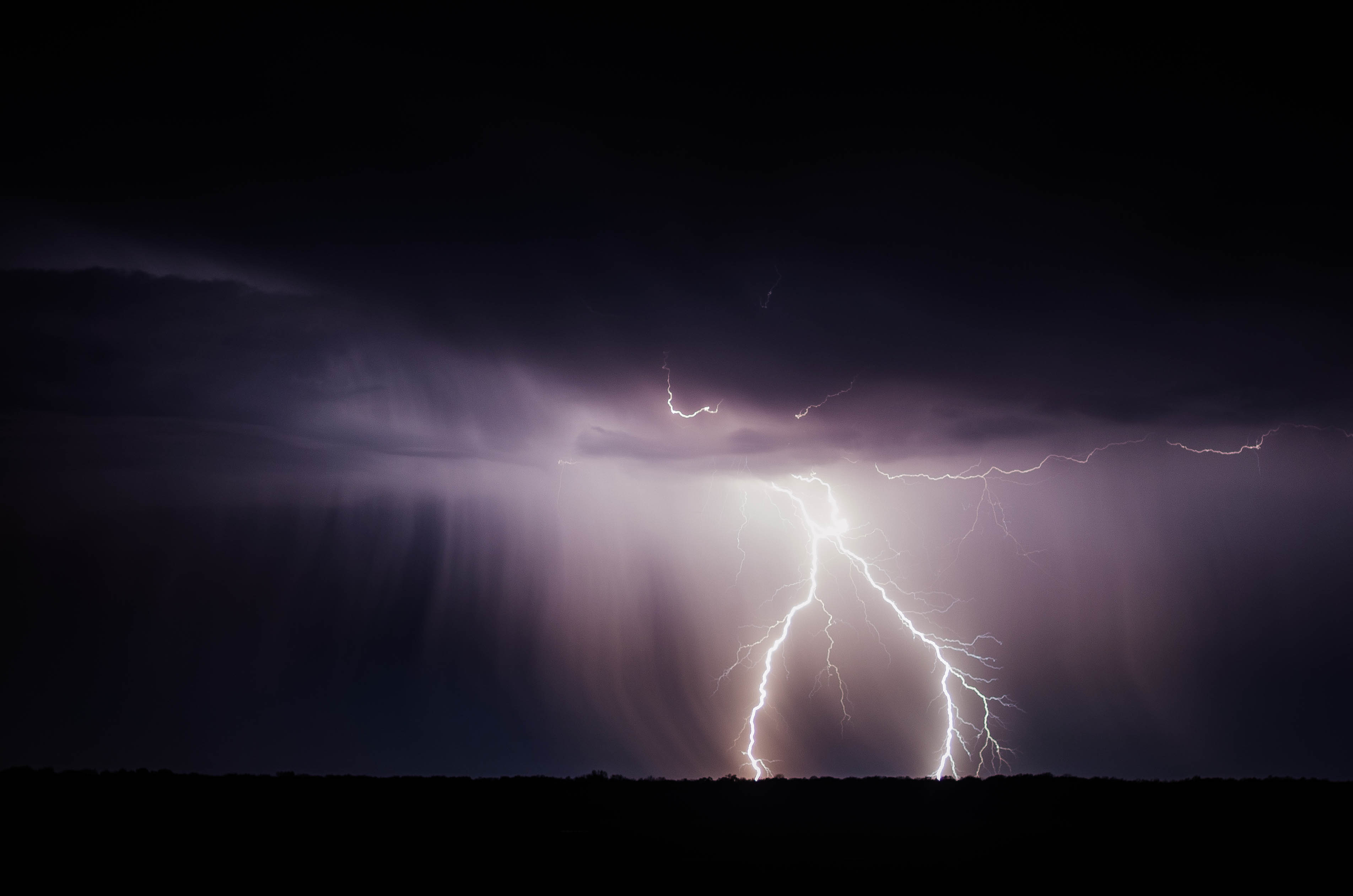 Come si forma un fulmine, perché è pericoloso e come fotografarlo: Una guida ai temporali in arrivo sull'Italia